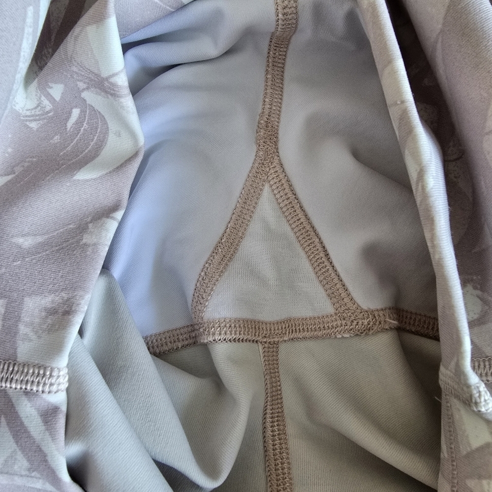 Lululemon Wunder Under Crop 21" Shadow Leaf Light Ivory Muse/Light Ivory Size 6 - Picture 11 of 11